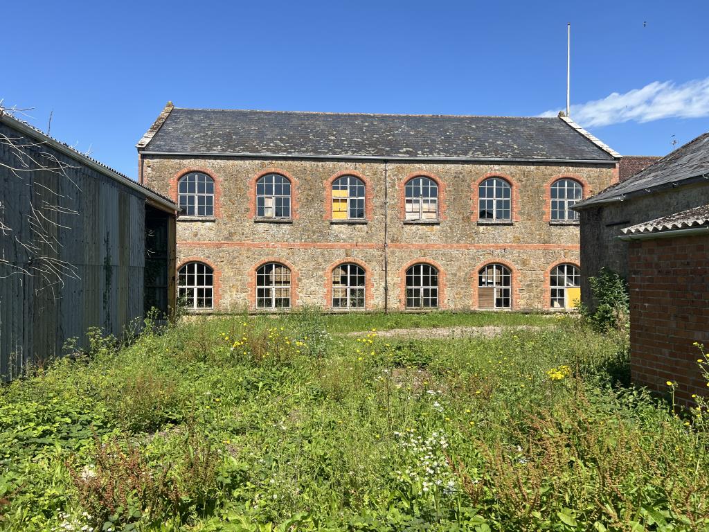 Lot: 70 - MULTI-FACETED RESIDENTIAL AND COMMERCIAL SITE WITH POTENTIAL - View of the front of Unit 1 looking to the whole site
